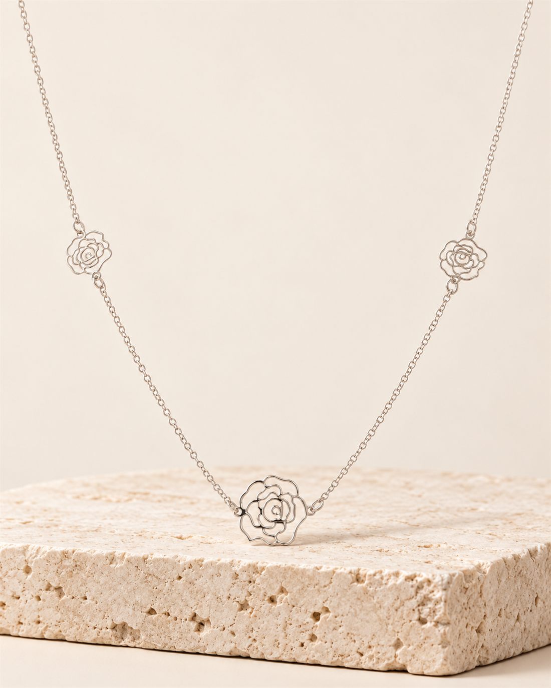 Collar largo de plata con cinco rosas, largo 70 cm