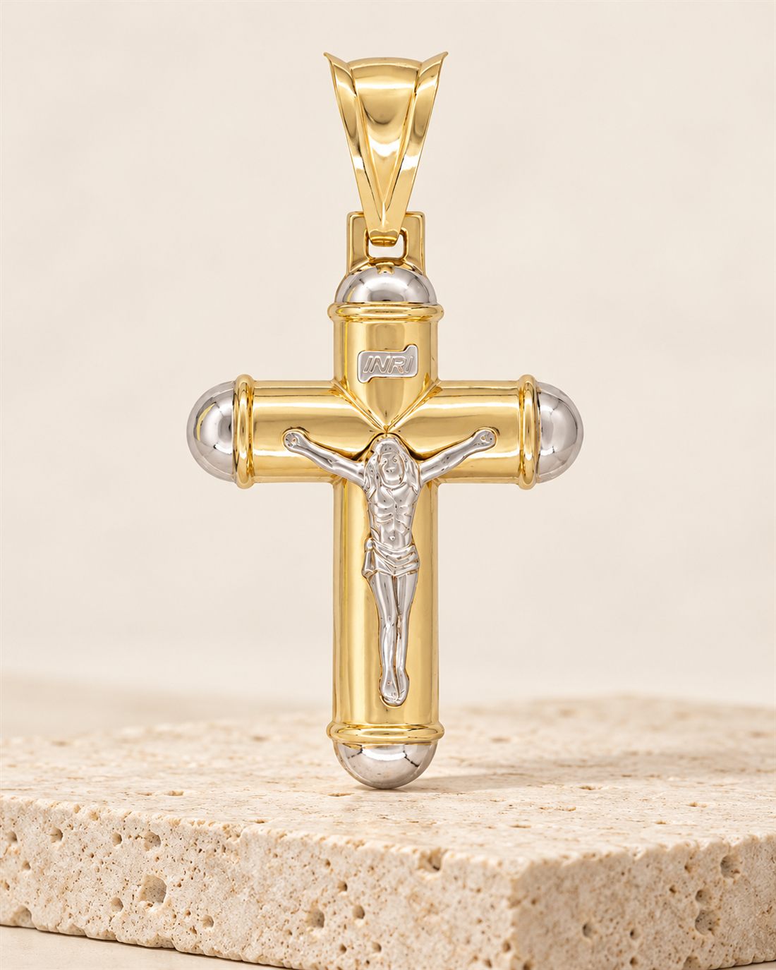 Crucifijo bicolor de oro 18k, 55 x 37 mm