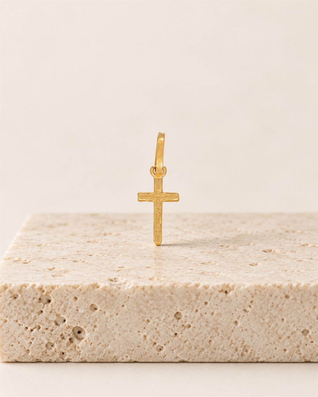 Crucifijo pequeño de oro 18k, 13 x 6,5 mm