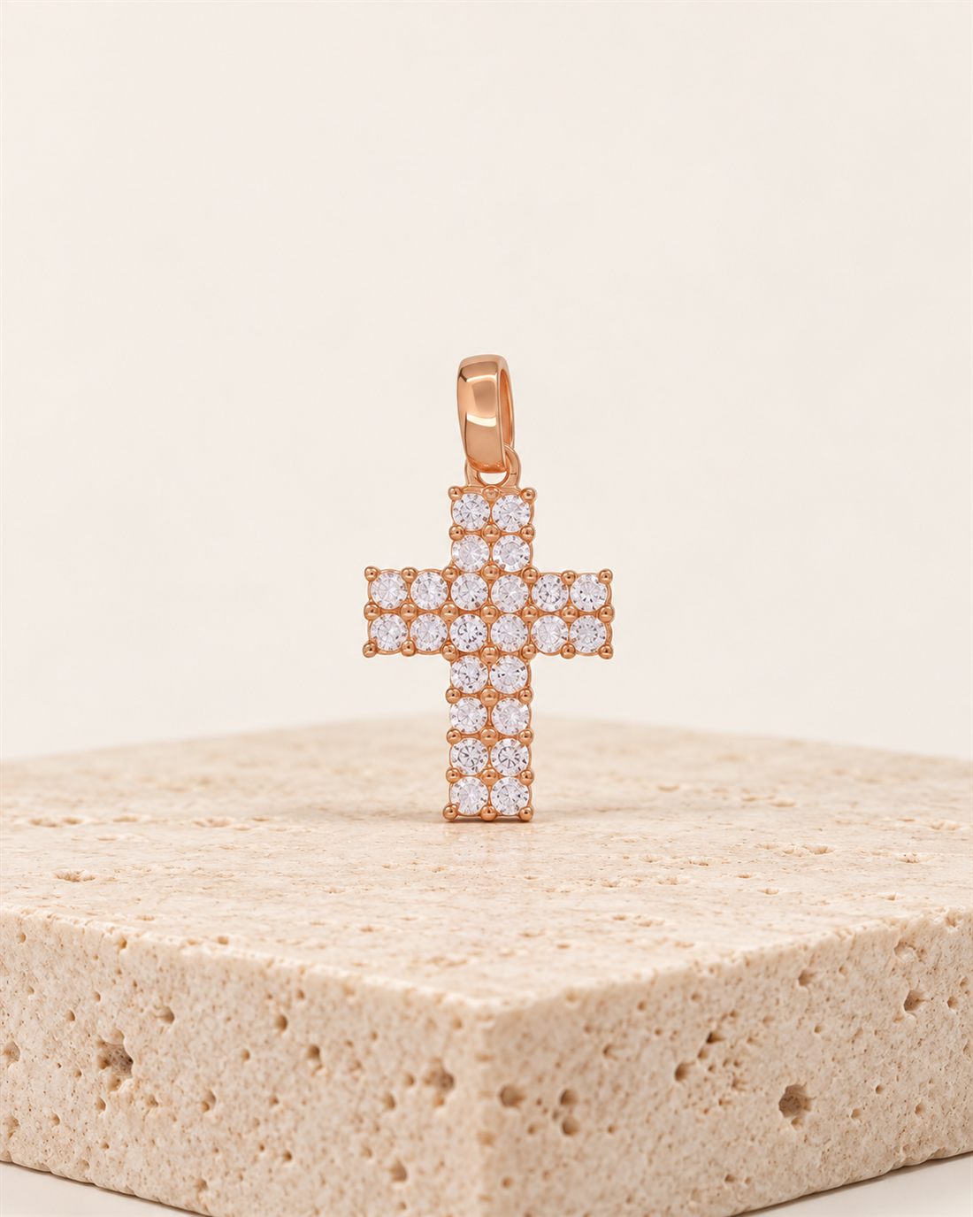 Cruz con circonitas y baño de oro rosa, 20 x 13 mm