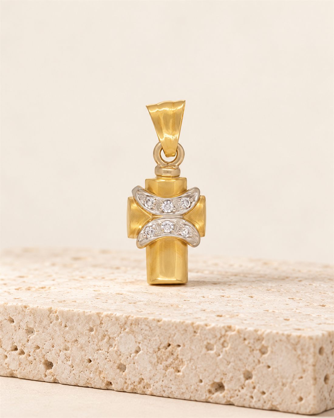 Cruz de oro 18k con circonitas, 21 x 11,5 mm
