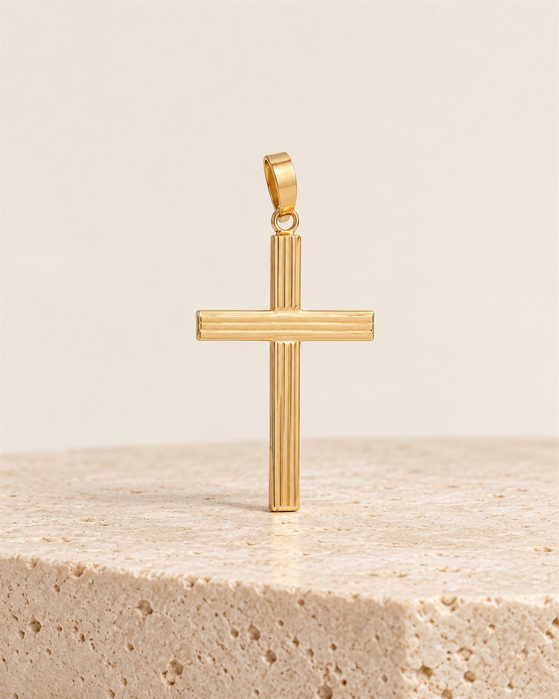 Cruz de oro 18k con tubo labrado, 26 x 18 mm