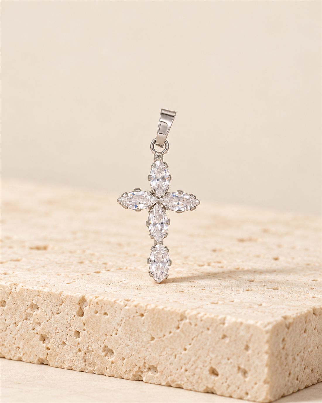 Cruz de oro blanco 18k con circonitas, 22,5 x 12,5 mm