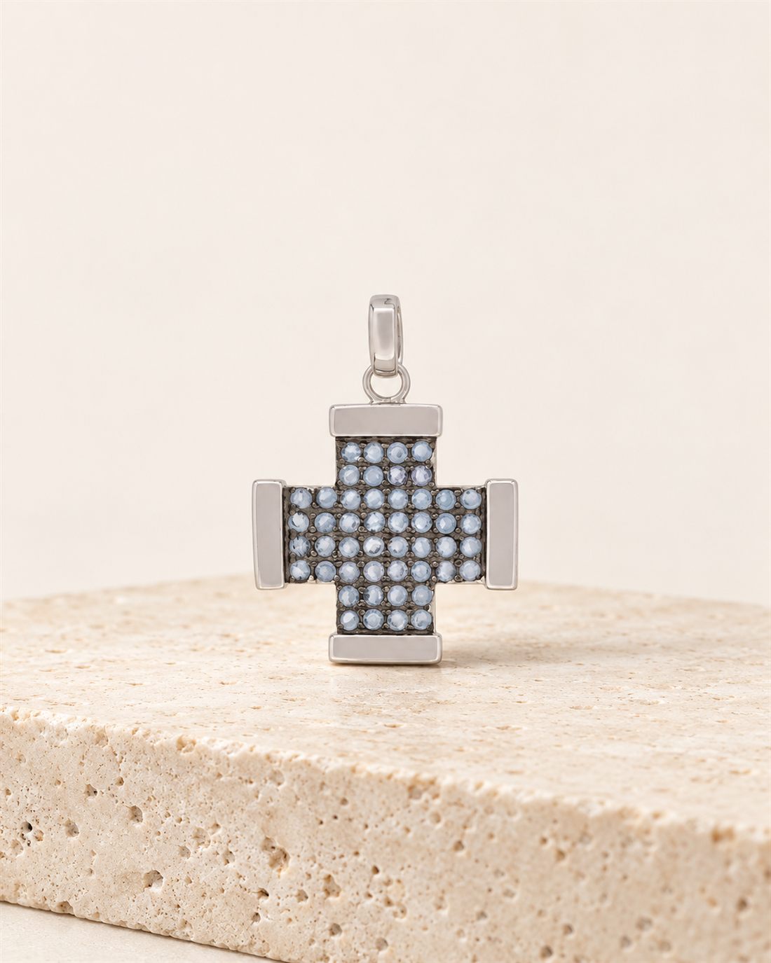 Cruz de plata con circonitas azules, 21 x 21 mm