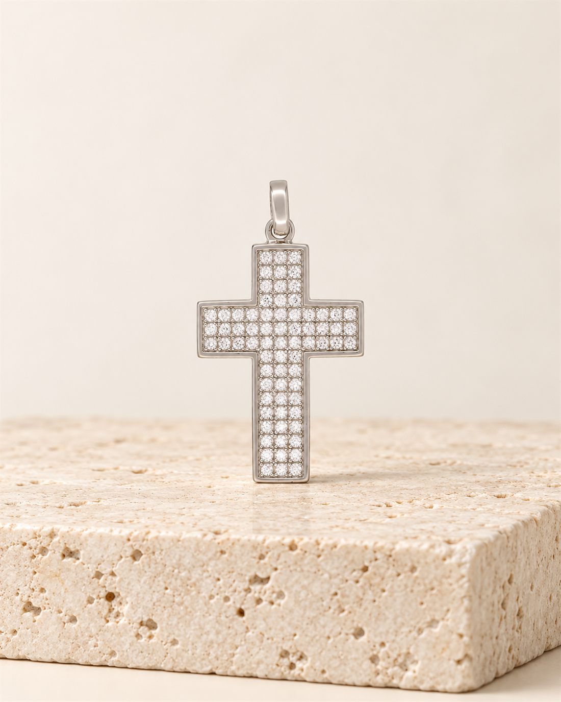 Cruz de plata con circonitas, 29 x 21 mm