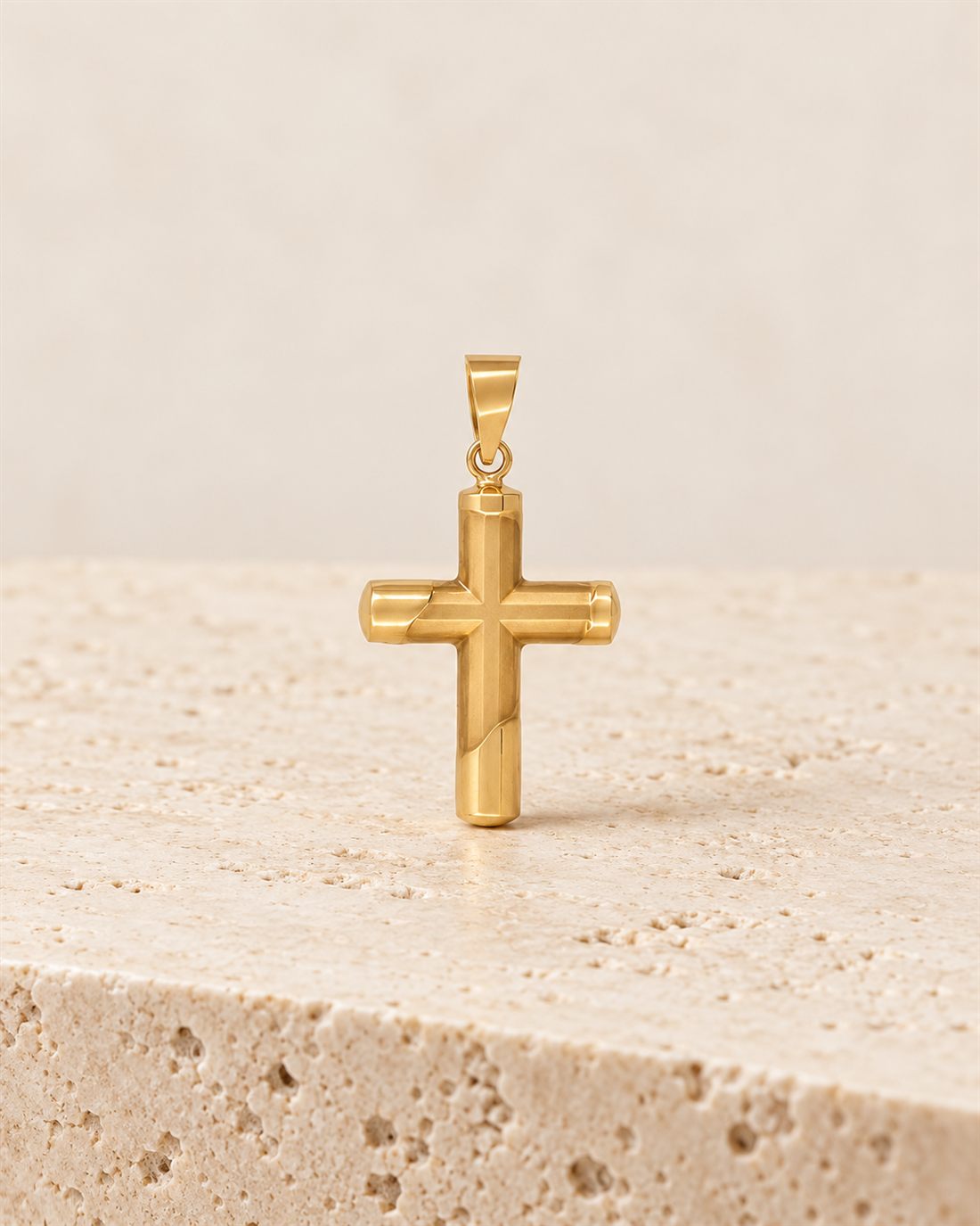 Cruz labrada de oro 18k, 23,5 x 15,5 mm