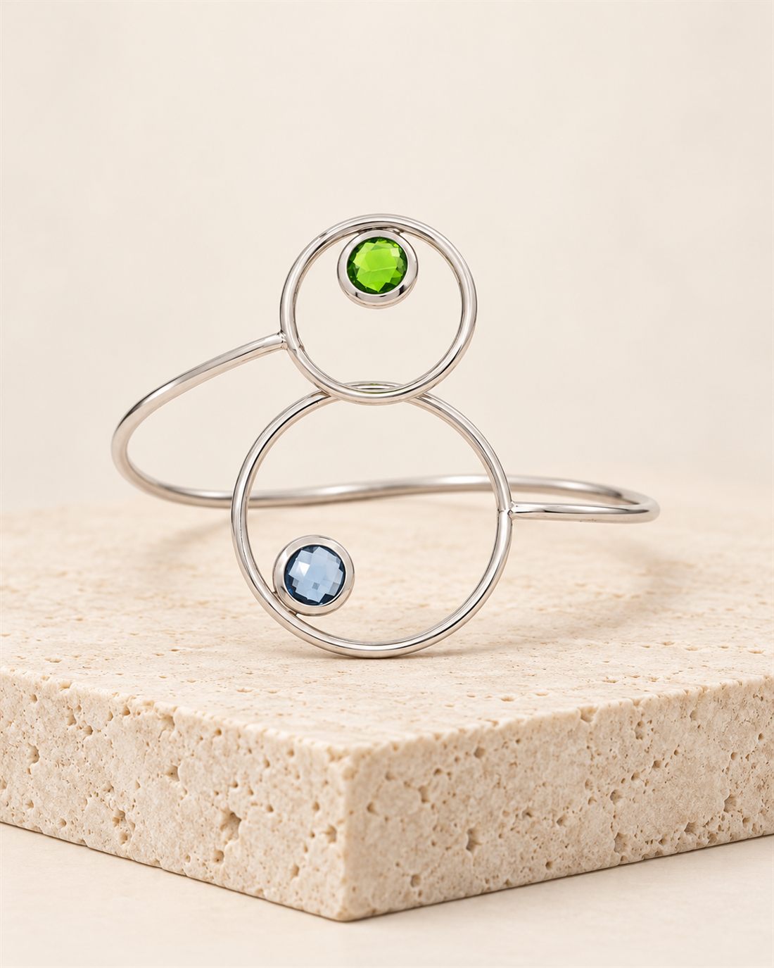 Esclava de plata con cristales azul y verde, 68 x 56 mm