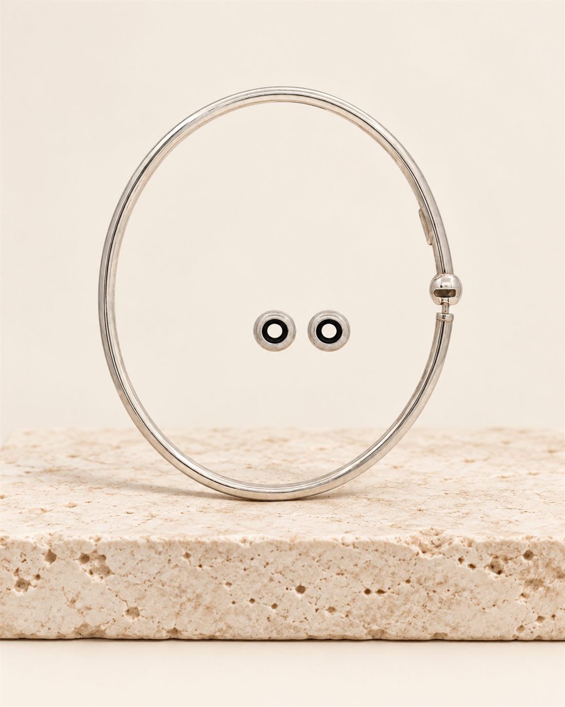 Esclava fina de plata con donuts, 69 x 60 mm