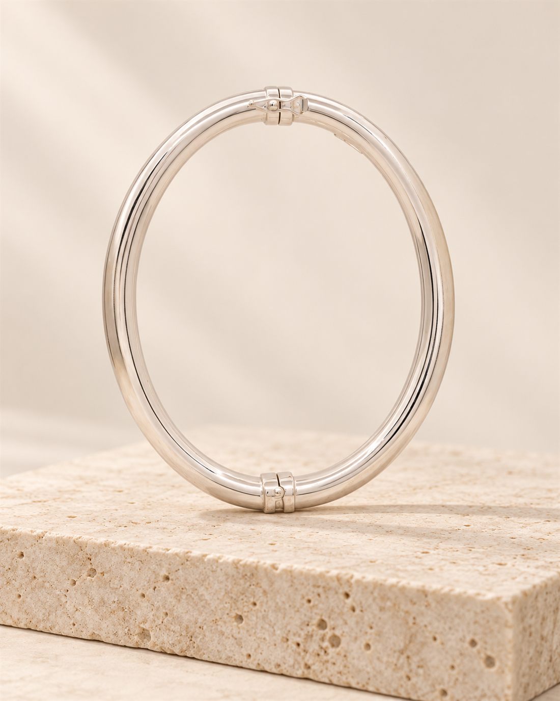 Esclava ovalada gruesa de plata, 74 x 65 mm