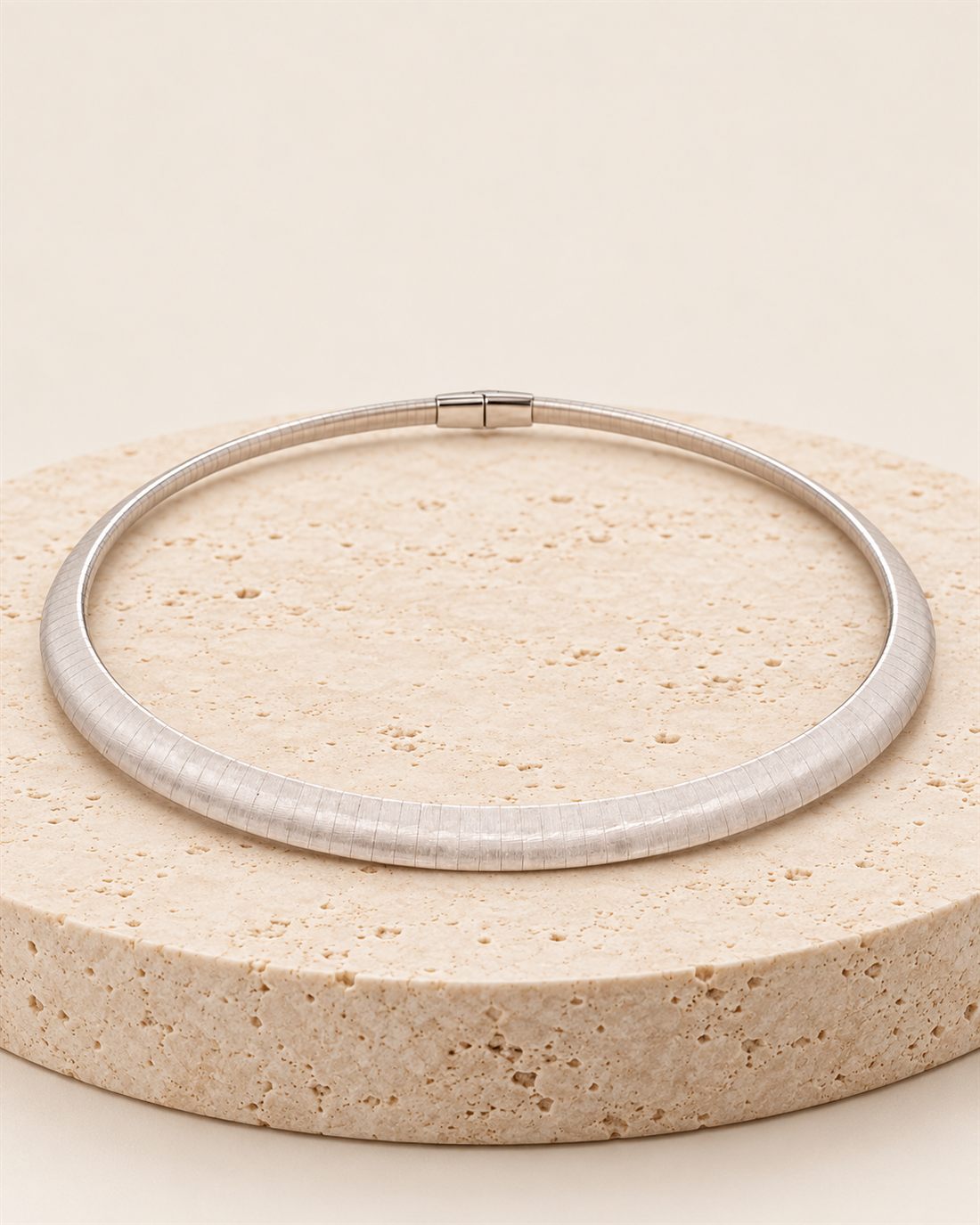 Gargantilla omega ancha satinada de oro blanco 18k, 6,15 x 2 mm
