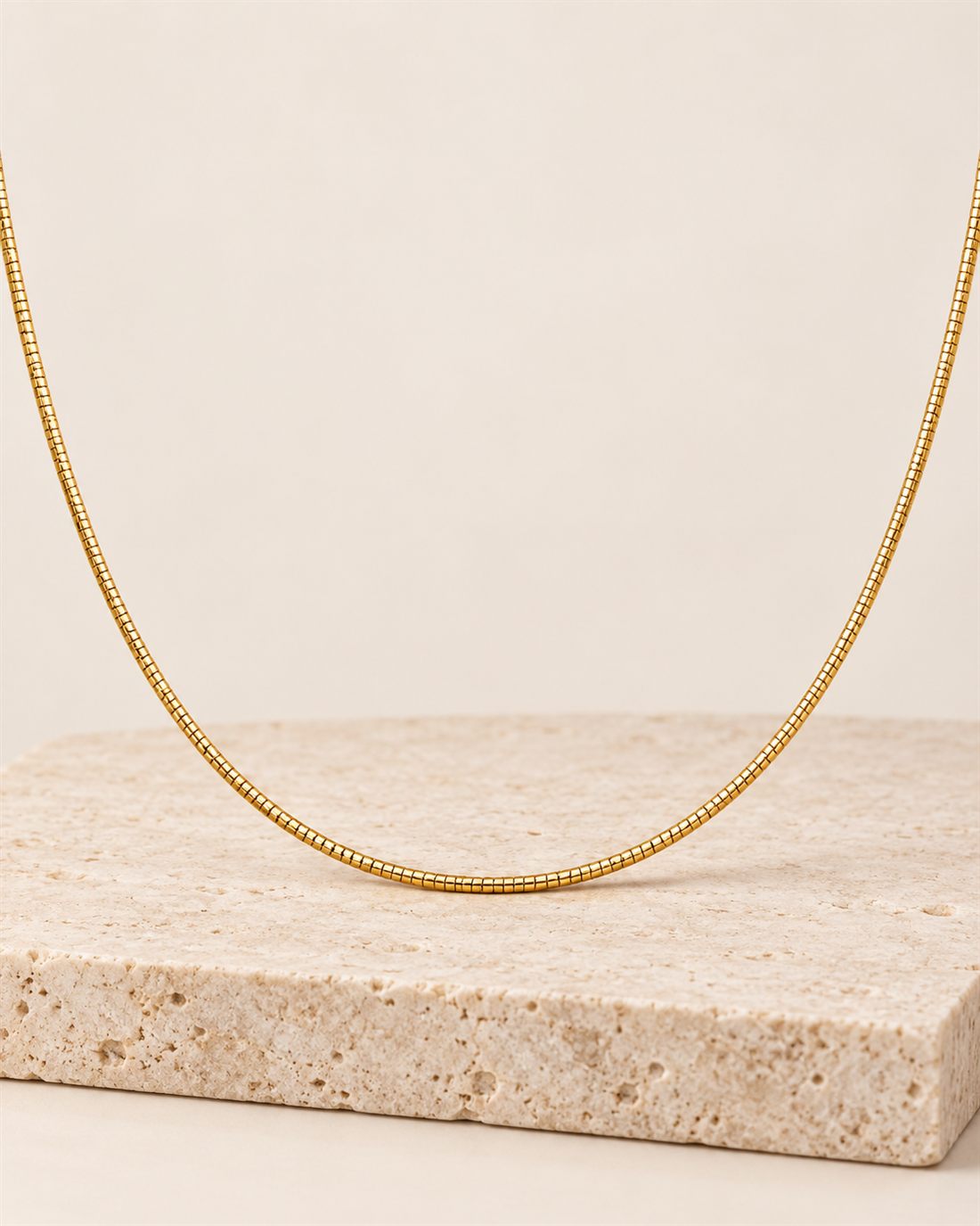 Gargantilla omega diamantada de oro 18k, grosor 1 mm