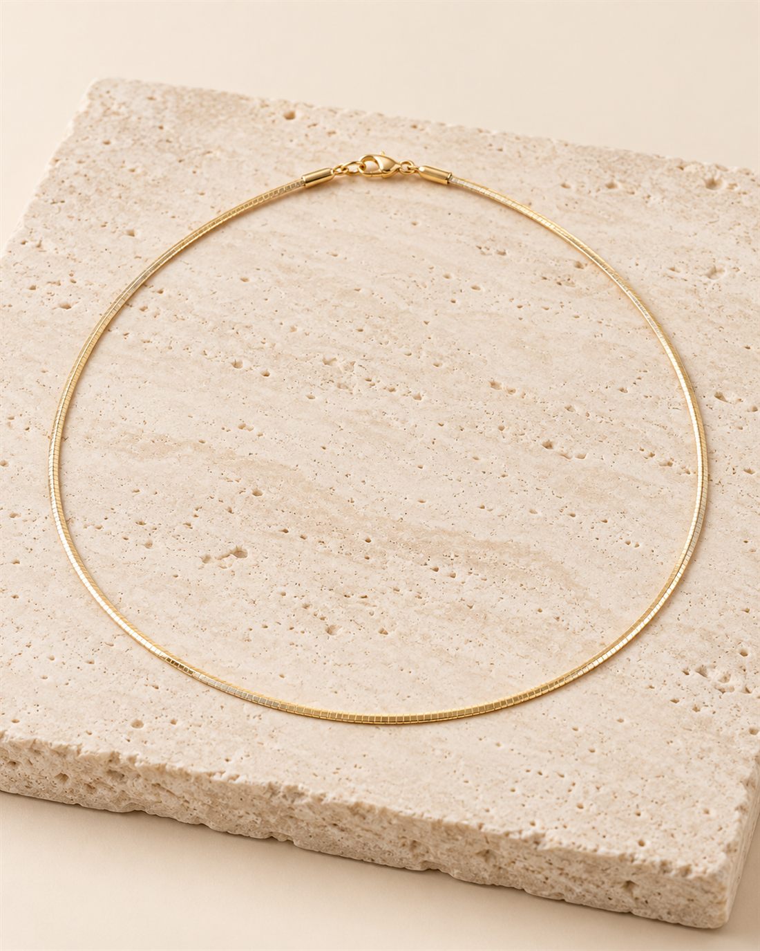 Gargantilla omega plana bicolor de oro 18k, 1,45 x 0,65 mm