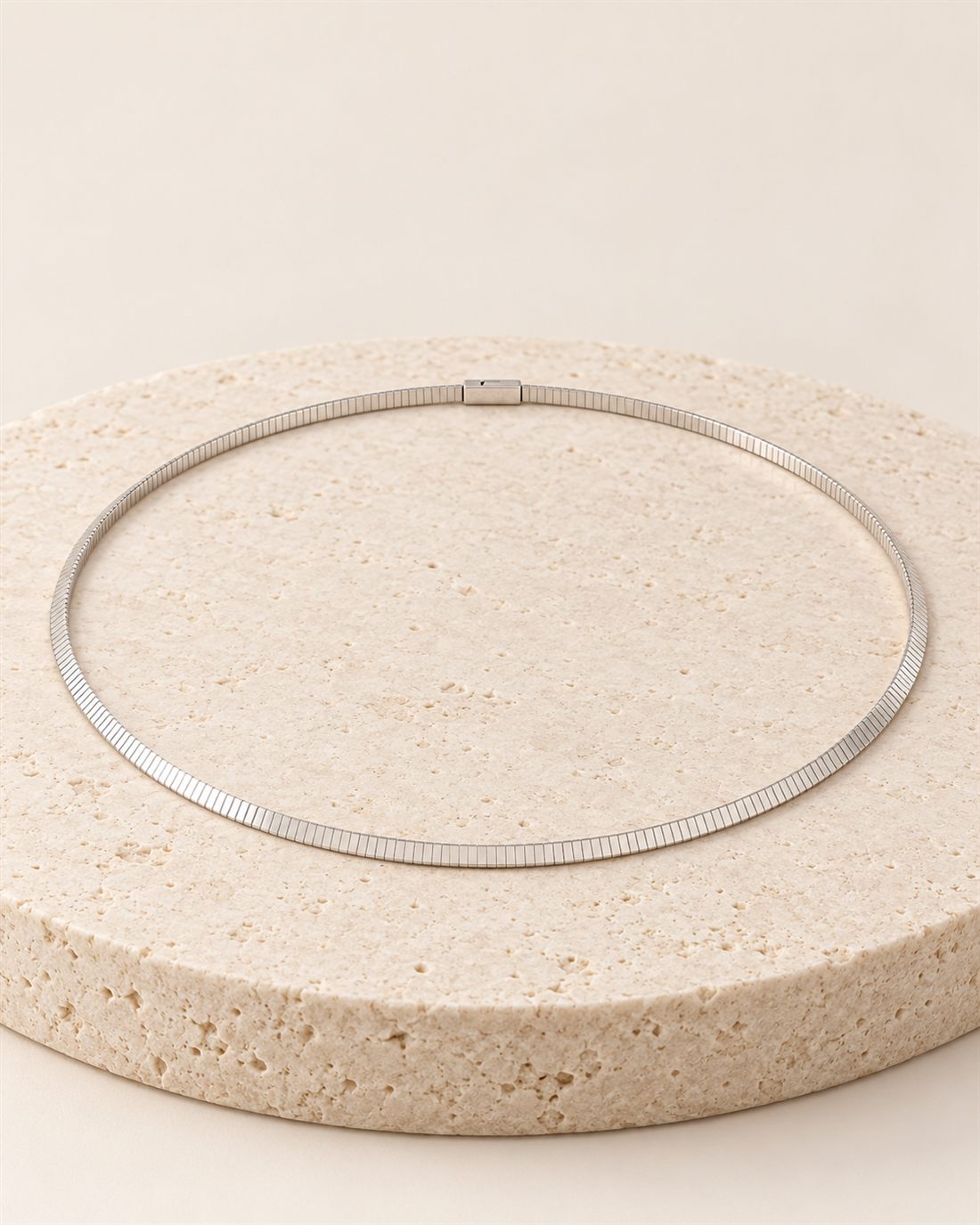 Gargantilla omega plana de oro blanco 18k, largo 45 cm