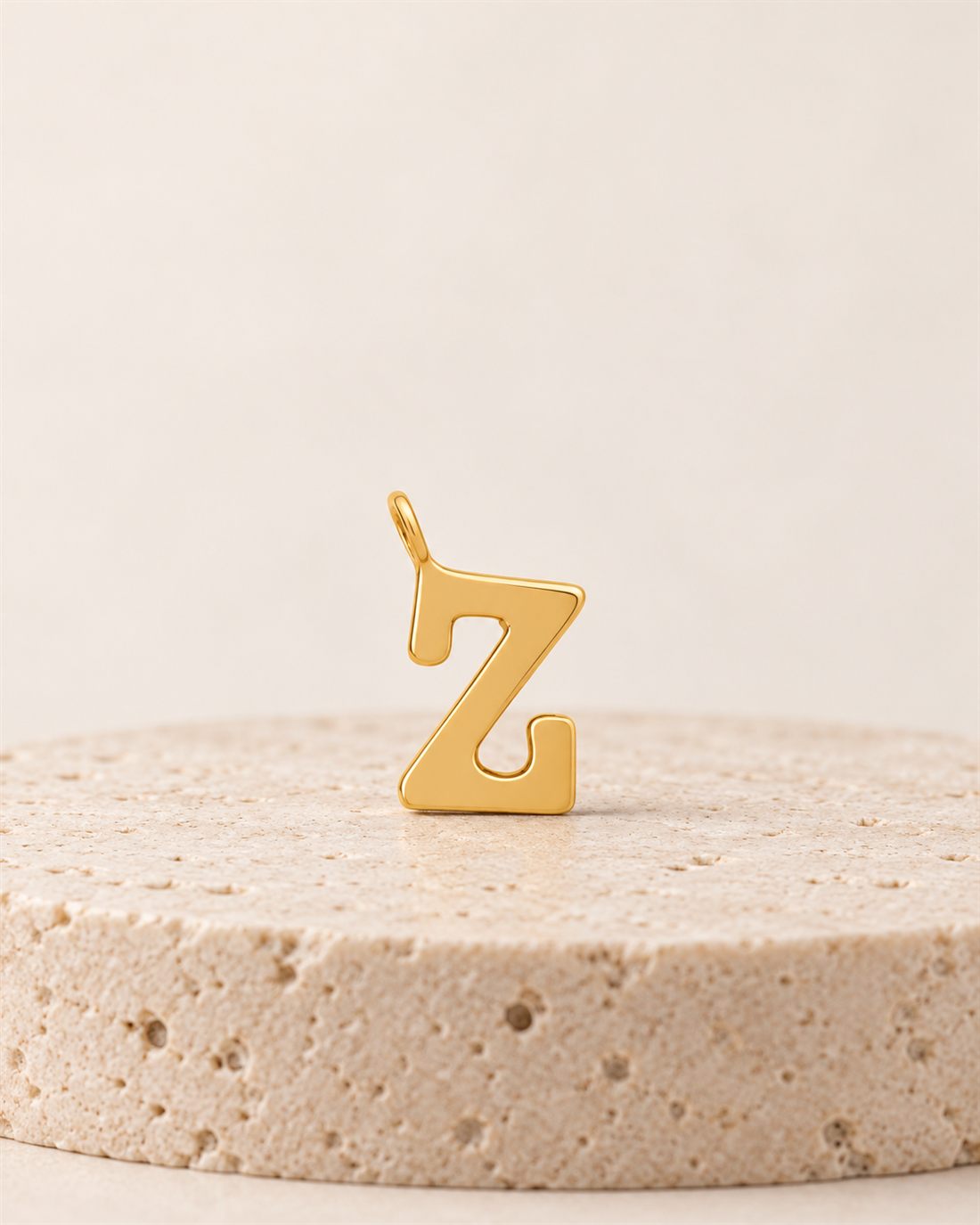 Inicial de oro 18k, 6,6 x 5,6 mm