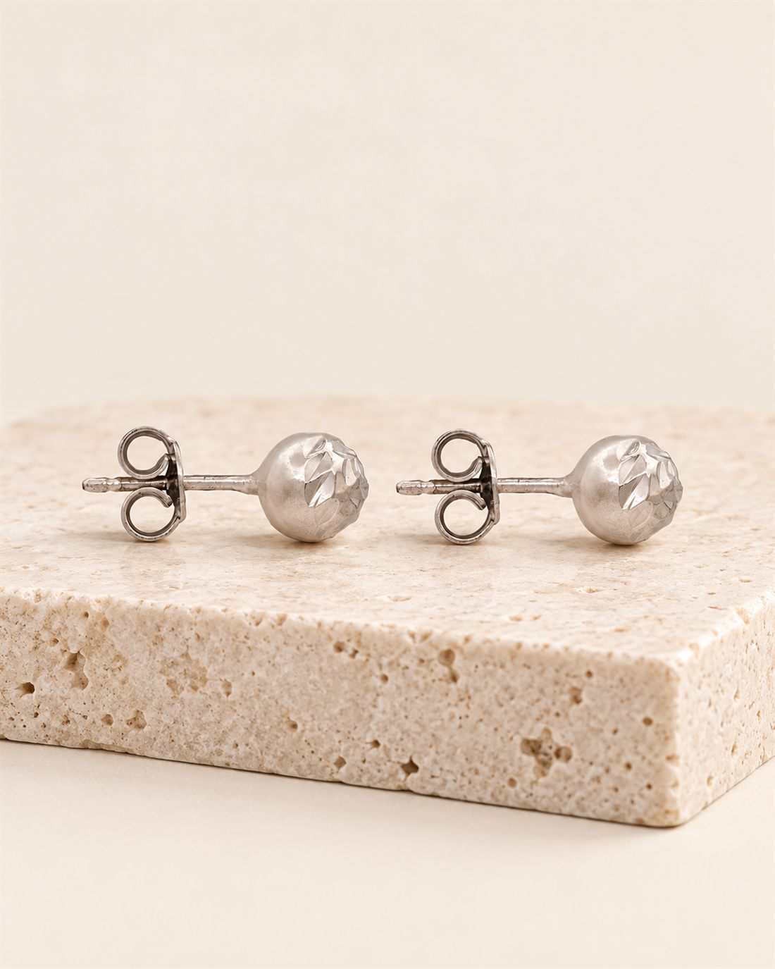 Pendientes de bola tallada de plata, bola de 6 mm