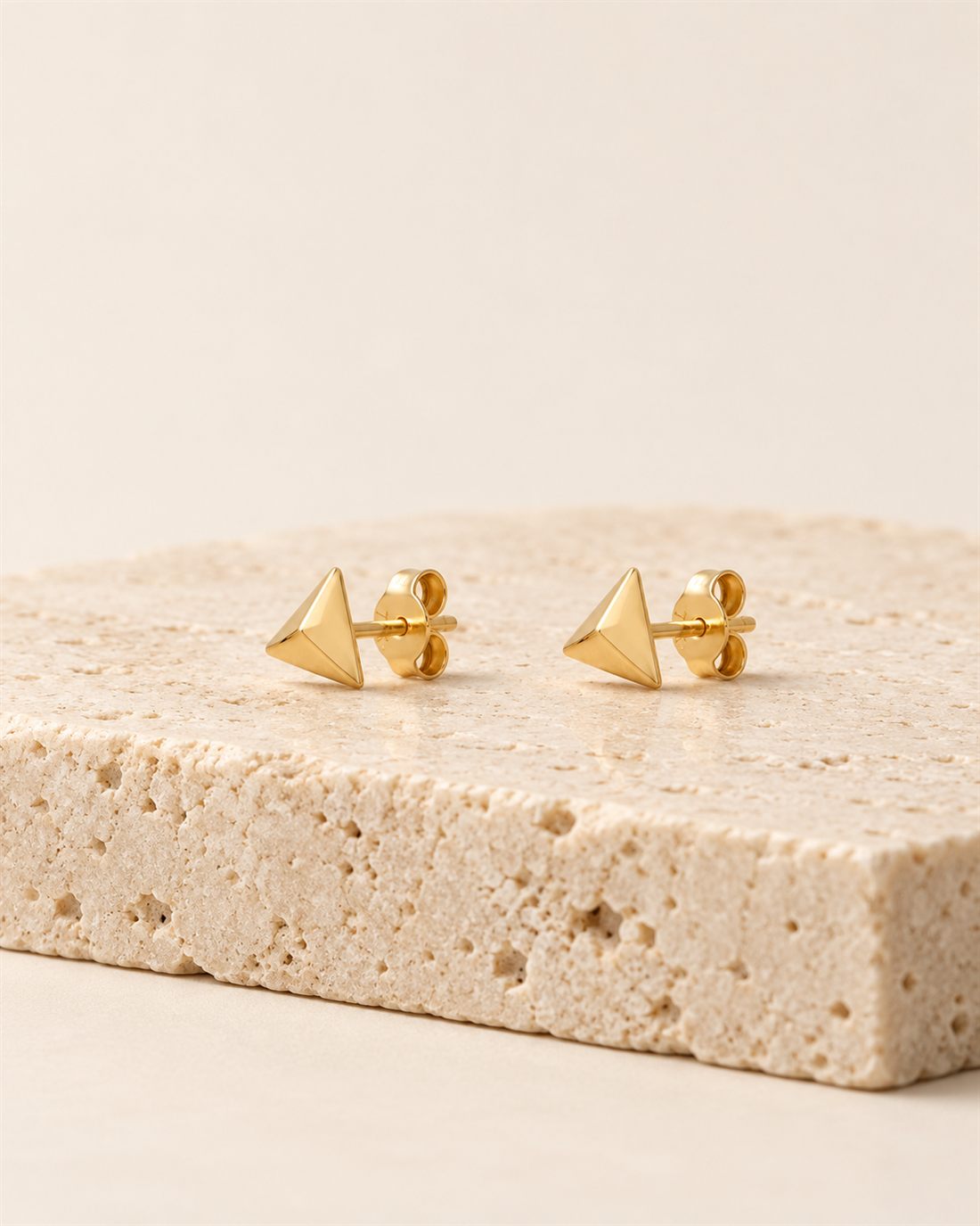 Pendientes triángulo de oro 18k, 5 x 5,5 mm