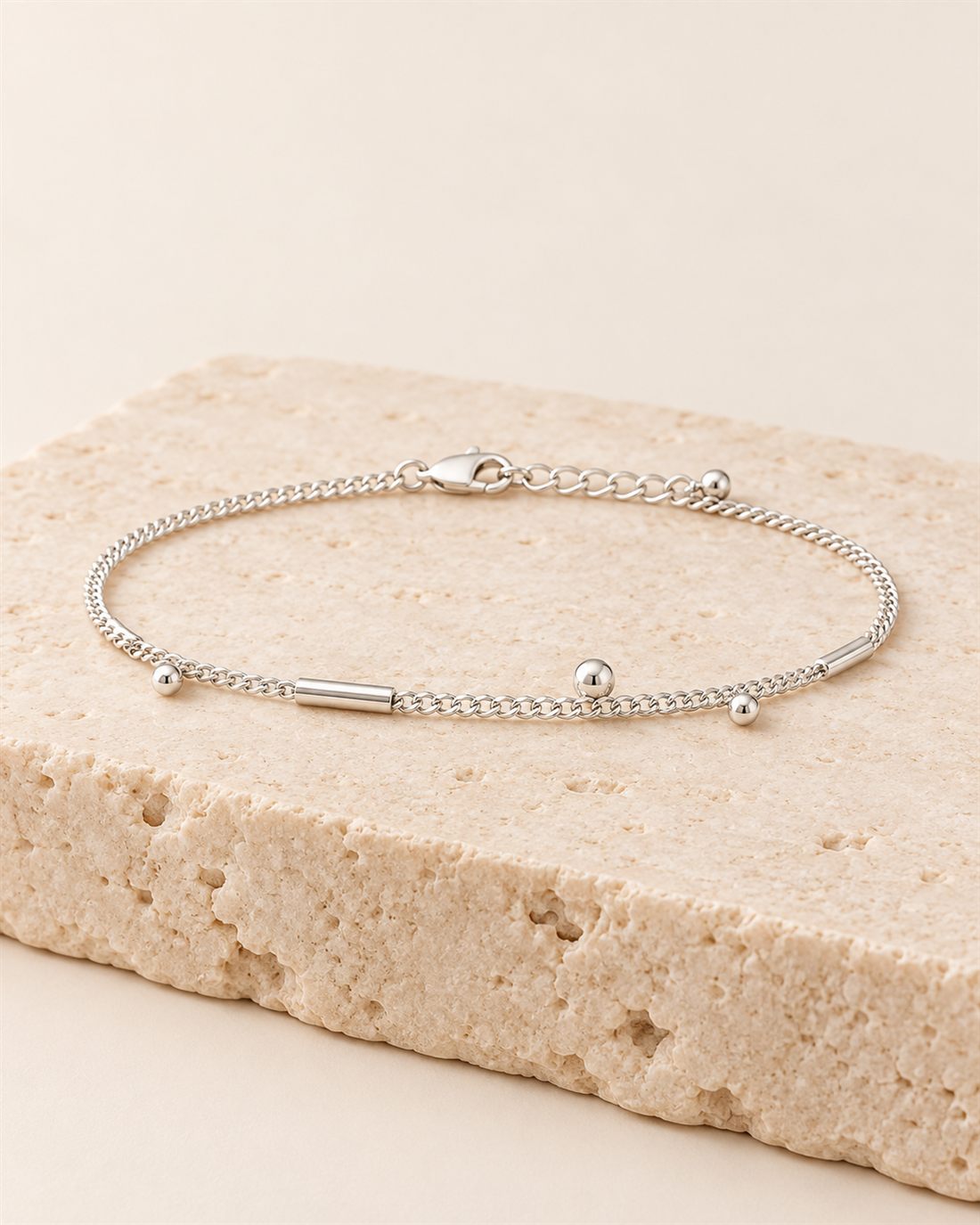 Pulsera barbada con tubitos y bolas, largo 18 + 3 cm