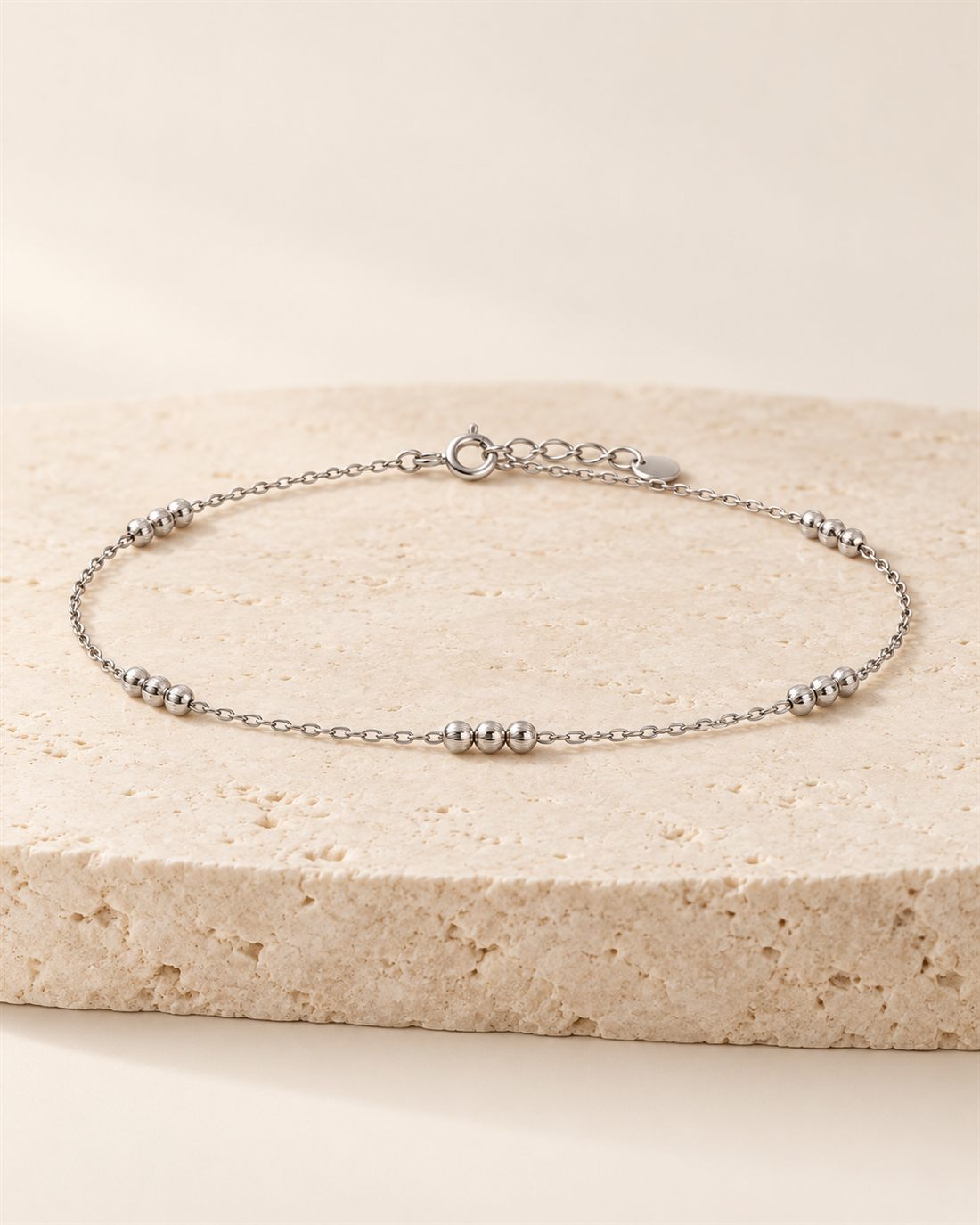 Pulsera con bolitas de plata con baño de rodio, largo 18 cm