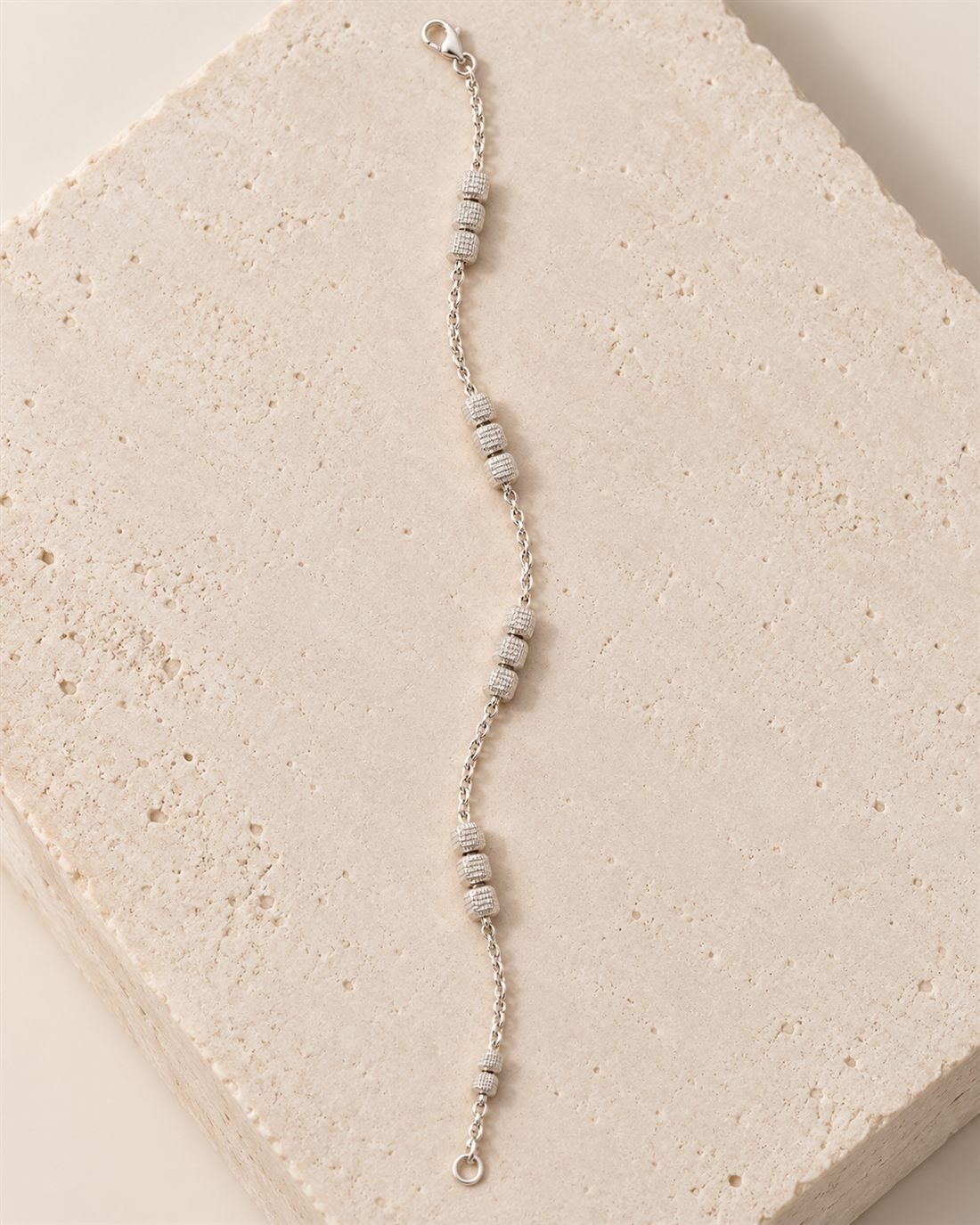 Pulsera de plata con tres cubos satinados, cubos de 3 x 3 mm