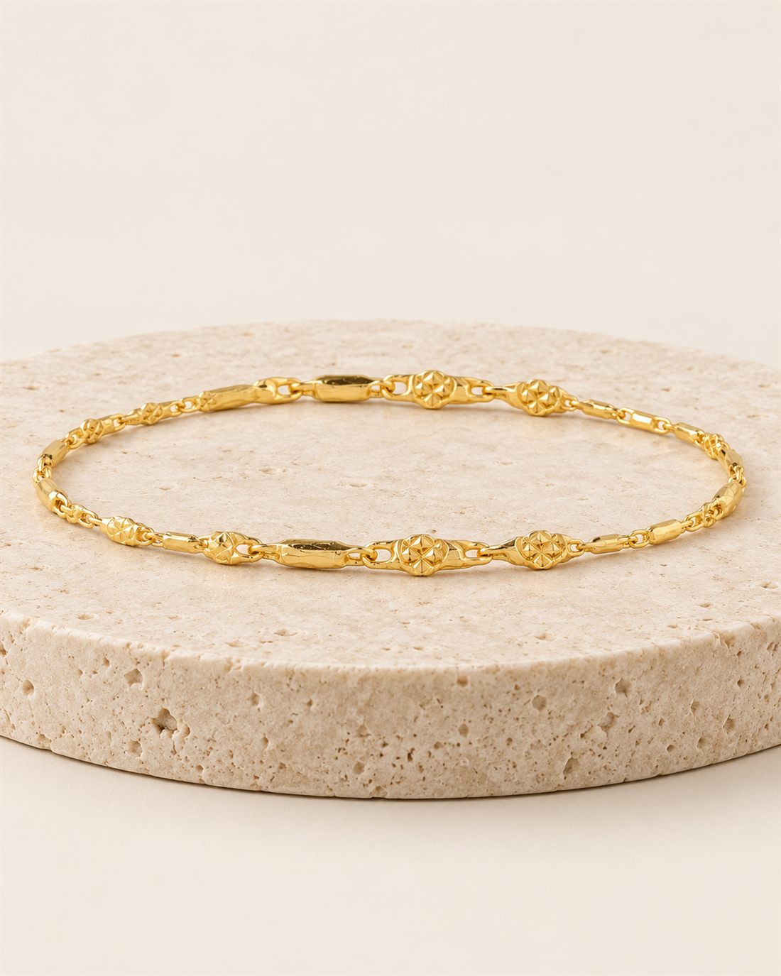 Pulsera de tubos y placas con baño de oro, montada, lista para llevar