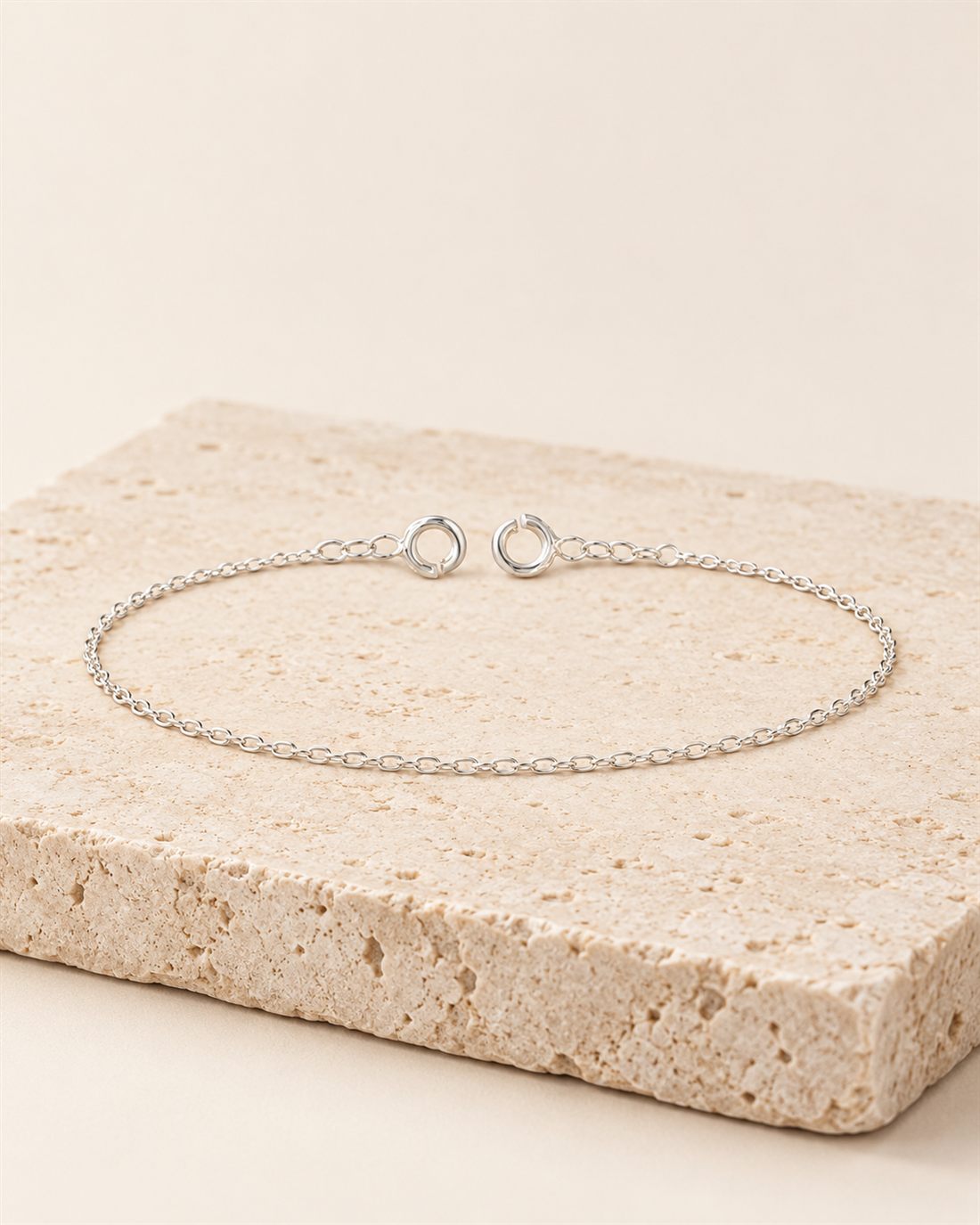 Pulsera forzada fina de plata con anillas, largo 19 cm
