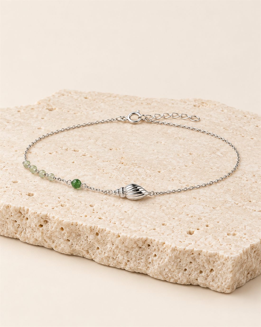 Tobillera de plata con bolitas verdes y caracola, largo 19 + 3 cm