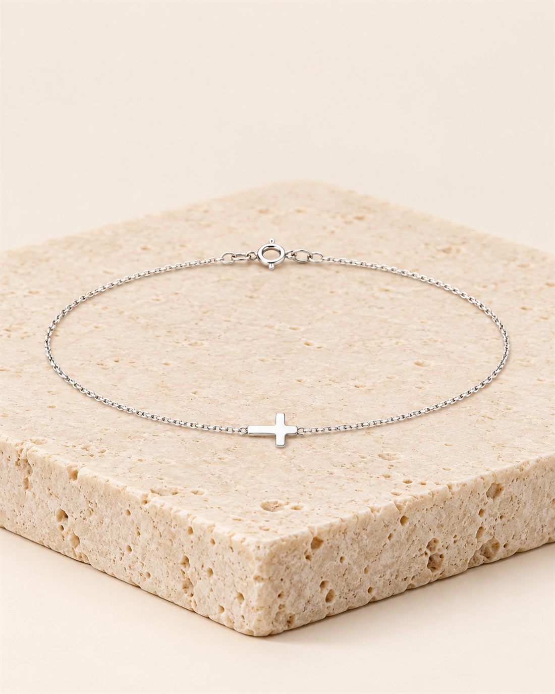 Tobillera de plata con cruz lateral, cadena diamantada