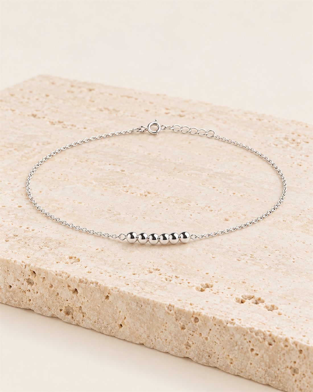 Tobillera de plata con seis bolitas, cadena forzada
